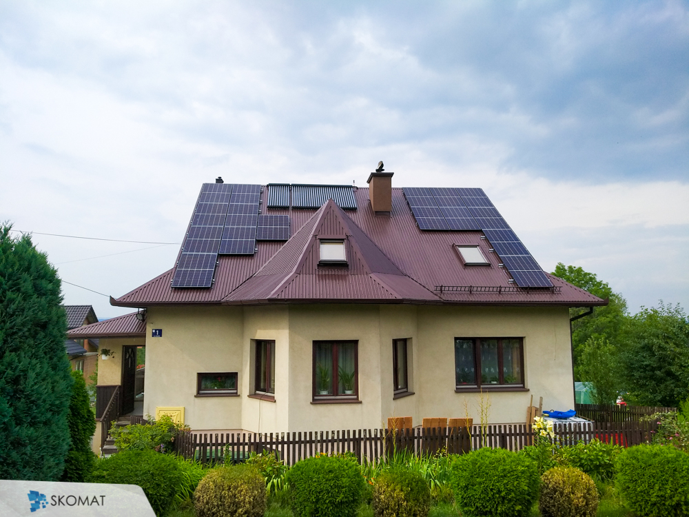 panele fotowoltaiczne na dachu domu w Węgrzcu