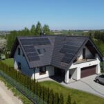 dom jednorodzinny w Jerzmanowice z panelami fotowoltaicznymi na dachu
