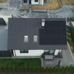 Fotowoltaika na dachu domu w Libertów z lewego boku